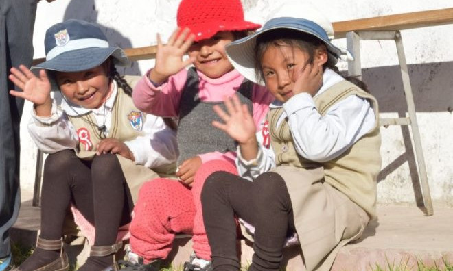 Puno, Peru, winkende Mädchen (2016)