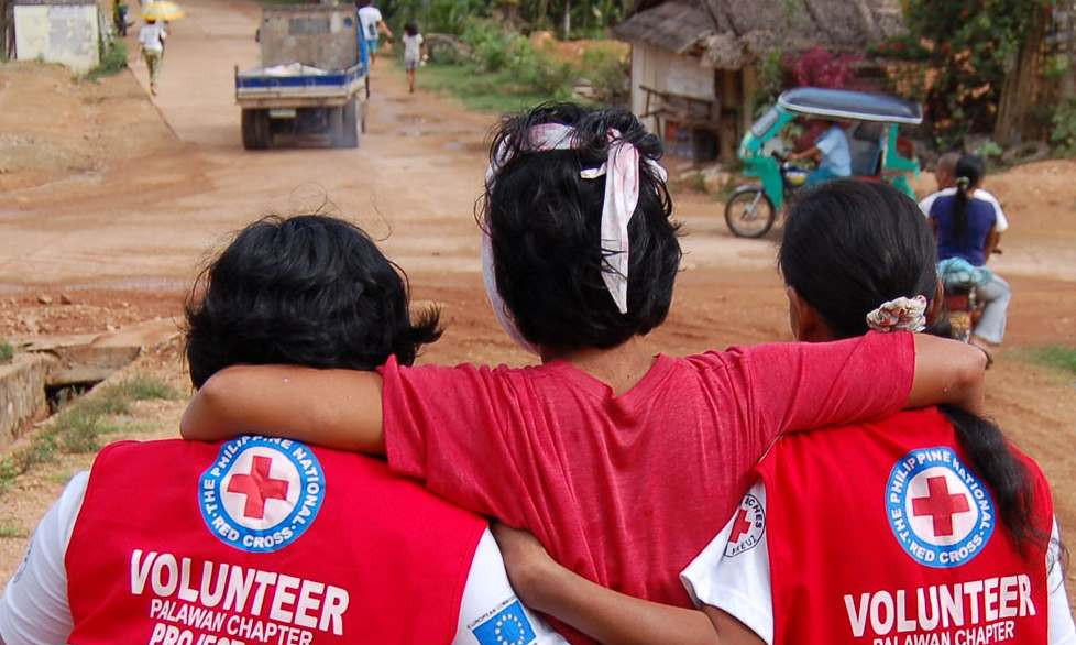 Palawan / Philippinen: Erste Hilfe Übung, freiwillige Helfer vom philippinischen Roten Kreuz stützen eine verletzte Person, 2009