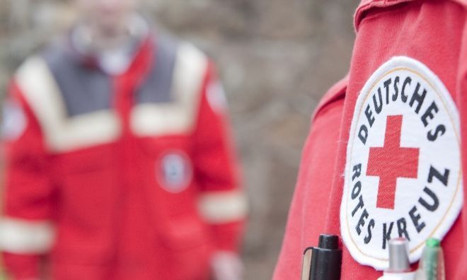 Zwei Personen vom DRK Landesverband Sachsen bei einer Großübung in Radebeul