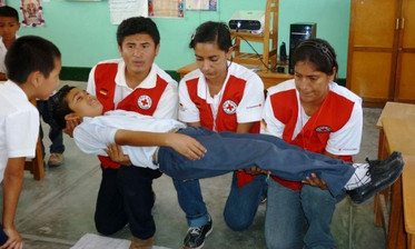 Peru: Helfer vom Roten Kreuz demonstrieren den korrekten Transport einer verletzten Person, Erste Hilfe Training, 2009