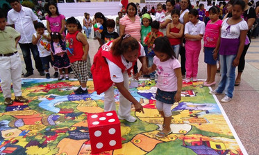 Peru: Kinder bei einem Spiel im Freien im Rahmen einer Veranstaltung des deutschen und des peruanischen Roten Kreuzes. Mit dem Spiel wird Kindern das richtige Verhalten bei Naturkatastrophen erklärt, 2010